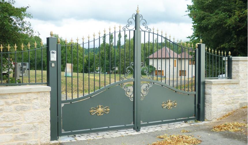 Portail alu Gevrey battant forme chapeau de gendarme + décors