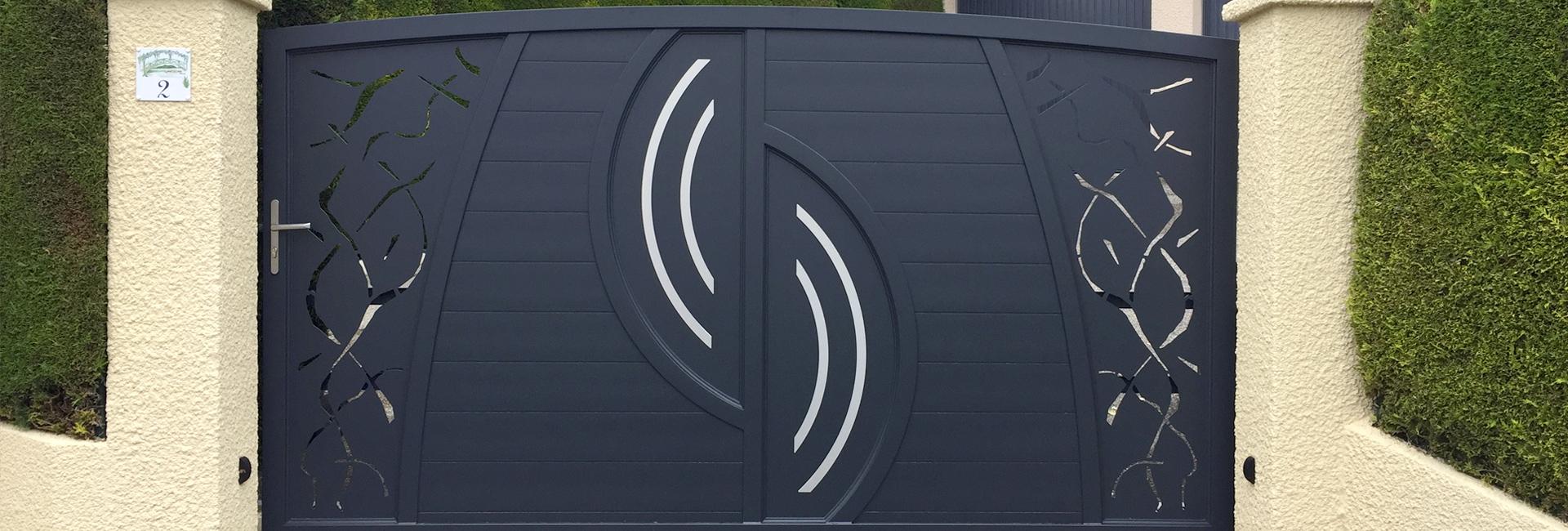  Les portails Une large gamme de portails en aluminium assemblé ou soudé : battants, coulissants sur rail ou autoportés, motorisés ou manuels, vous permettant de réaliser votre portail sur-mesure, avec portillon et clôture assortis. 